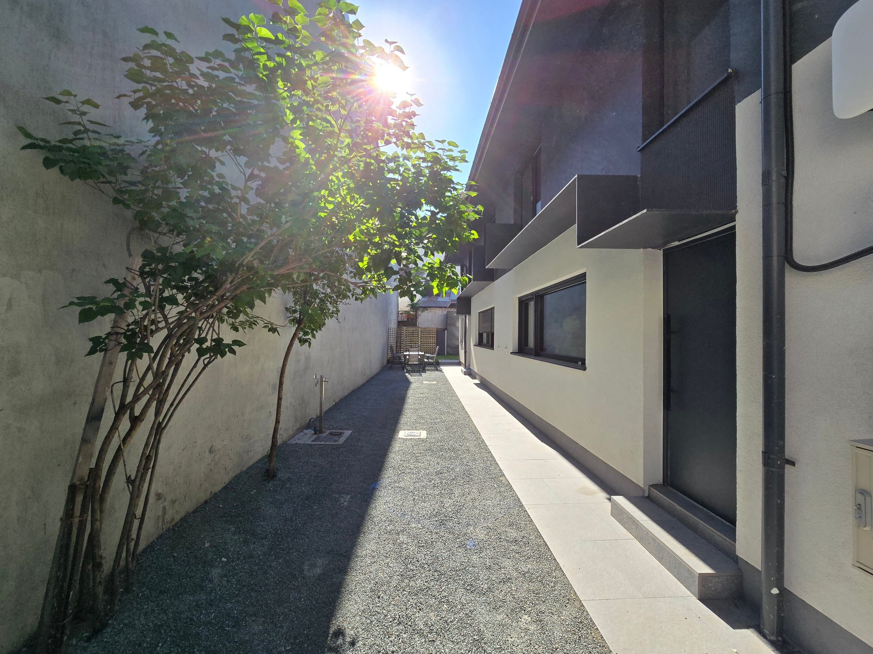 Alee laterală cu lumină de seară între pereții la calcan