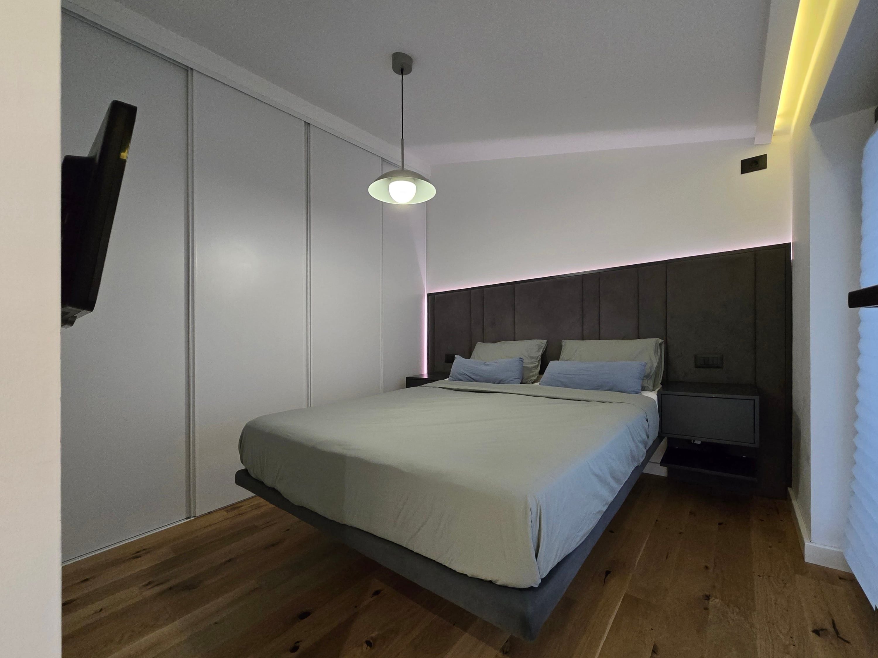 Dormitor master unitate 2 — perete textil de fond și mobilier reținut