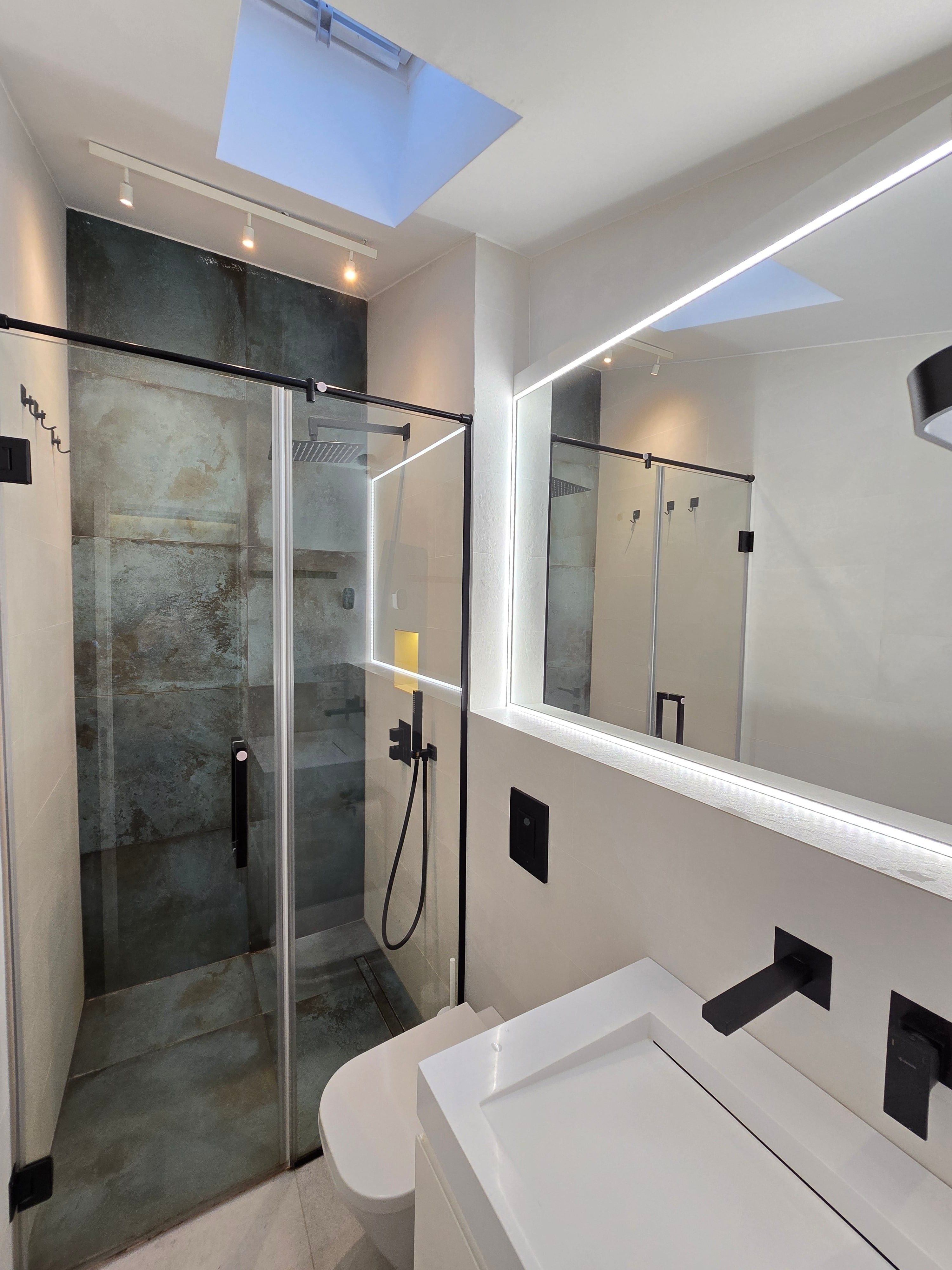 Baie unitate 1 — placaj gri grafit, fereastră de tavan, duș walk-in